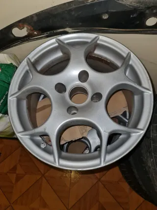 Llanta de aleación plateada en 15