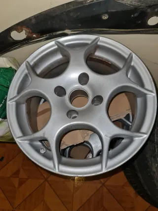 Llanta de aleación plateada en 15