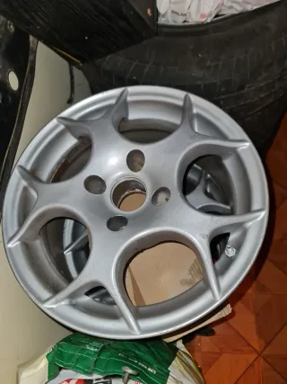 Llanta de aleación plateada en 15