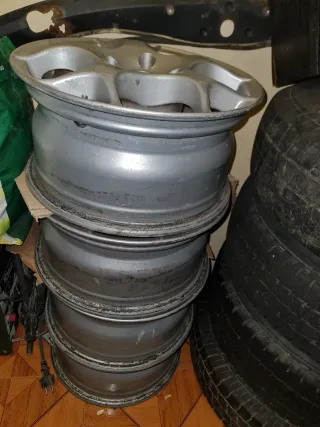 Llanta de aleación plateada en 15