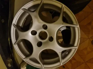 Llanta de aleación plateada en 15
