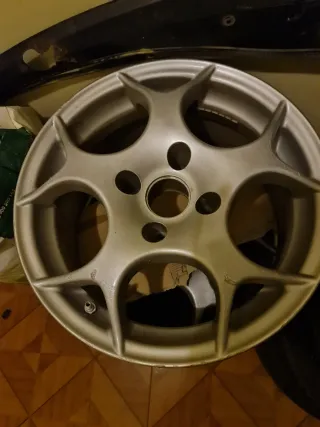 Llanta de aleación plateada en 15