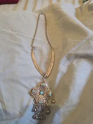 Colgante plateado vintage con piedras azules