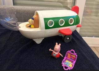 Avión Peppa Pig con figuras y maleta