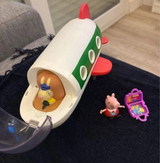 Avión Peppa Pig con figuras y maleta