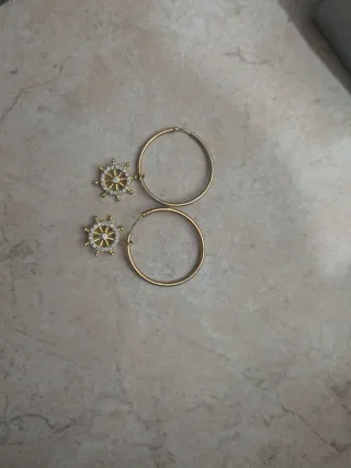 Orecchini a cerchio con timone