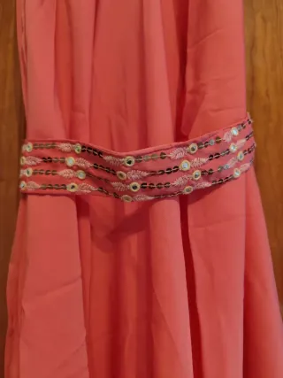 Vestido largo de color coral.