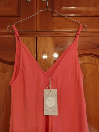 Vestido largo de color coral.