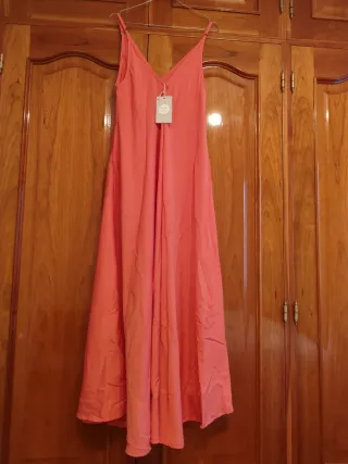 Vestido largo de color coral.