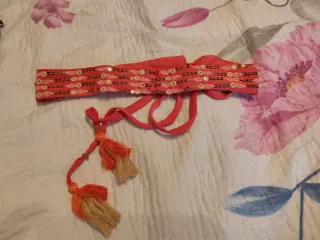 Vestido largo de color coral.