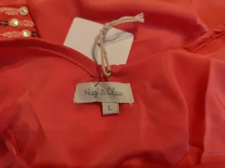 Vestido largo de color coral.