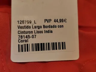 Vestido largo de color coral.
