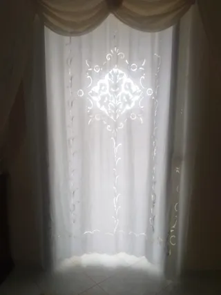 Tenda lino ricamata a mano