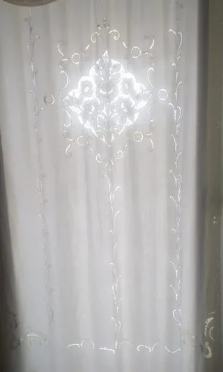 Tenda lino ricamata a mano