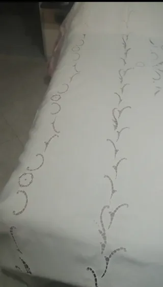 Tenda lino ricamata a mano