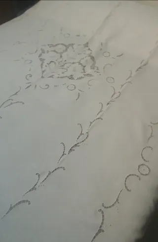 Tenda lino ricamata a mano