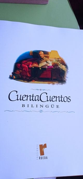 Cuenta cuentos bilingües: Peter Pan ; La gallina de los huevos de oro ; El flautista de Hamelin (Vol.9) (English and Spanish Edition)