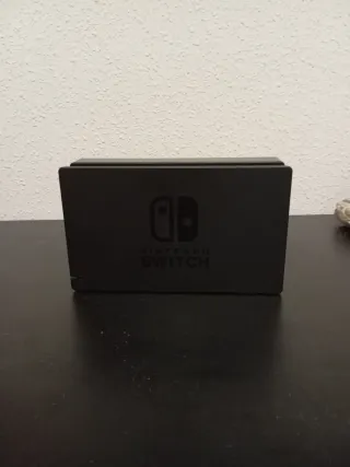 Nintendo Switch con soporte y dos joysticks