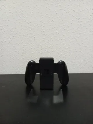 Nintendo Switch con soporte y dos joysticks