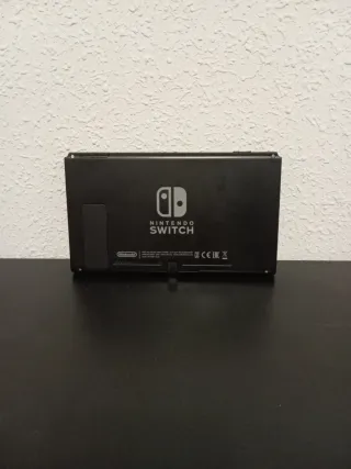 Nintendo Switch con soporte y dos joysticks