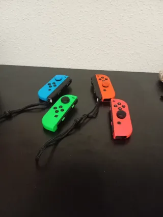 Nintendo Switch con soporte y dos joysticks