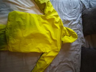 Chaqueta de esquí amarilla con detalles rojos