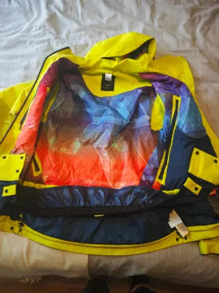 Chaqueta de esquí amarilla con detalles rojos