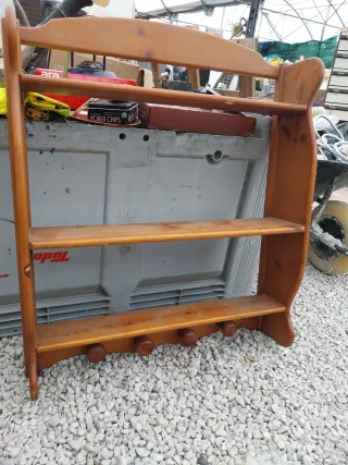 Estantería de madera rústica