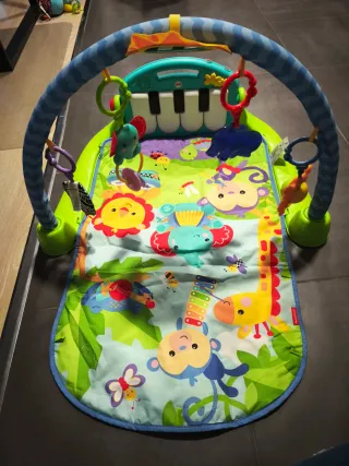 Parque de actividades infantil con piano