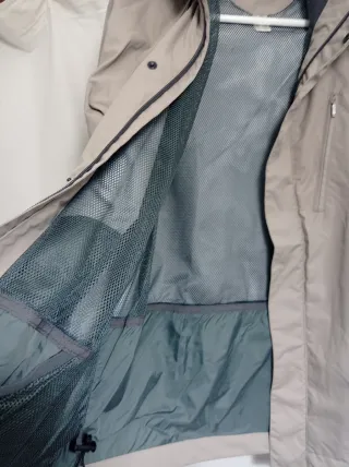 Chubasquero beige mujer con capucha