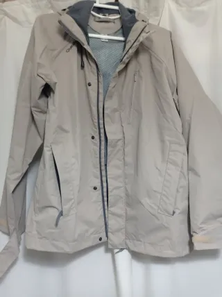 Chubasquero beige mujer con capucha