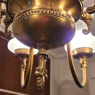 Lámpara de estilo clásico con 8 brazos y tulipas