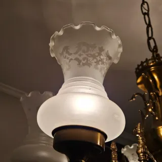 Lámpara de estilo clásico con 8 brazos y tulipas