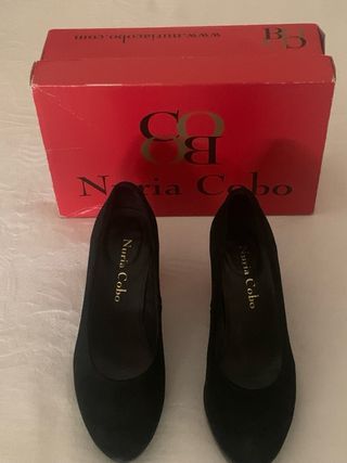 Zapatos de salón Nuria Cobo negros