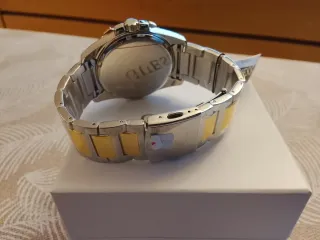 Reloj Guess Dorado y Plateado con Cristales