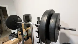 Barra de pesas con discos de diferentes pesos