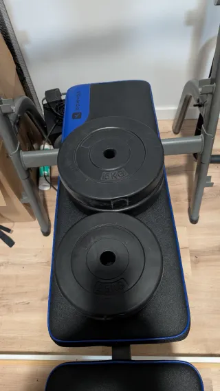 Barra de pesas con discos de diferentes pesos