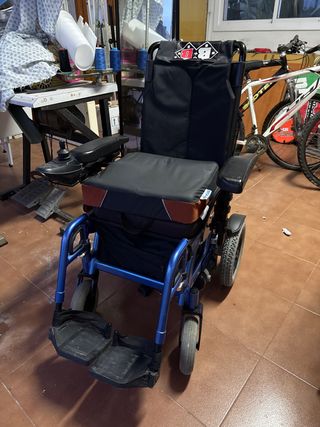 Silla de ruedas eléctrica azul