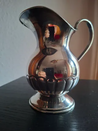 Jarra de metal plateada