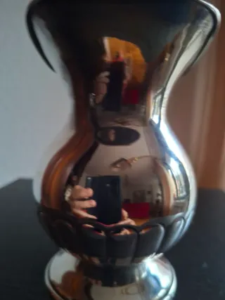 Jarra de metal plateada