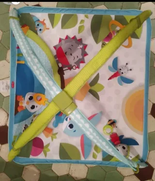 Gimnasio Tiny Love para bebé con juguetes