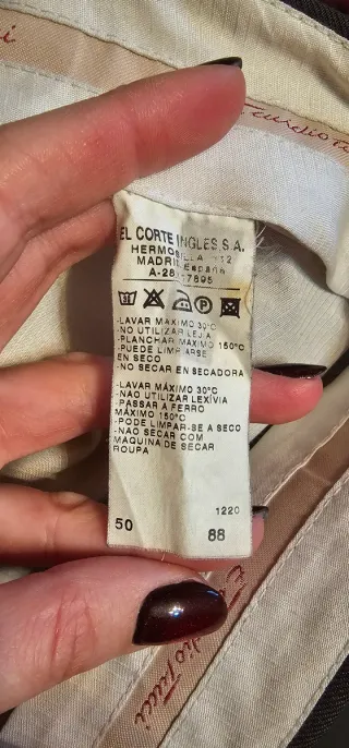 Pantalón de vestir verde oliva con pinzas.