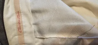 Pantalón de vestir verde oliva con pinzas.