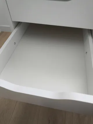 Escritorio IKEA con cajonera y silla