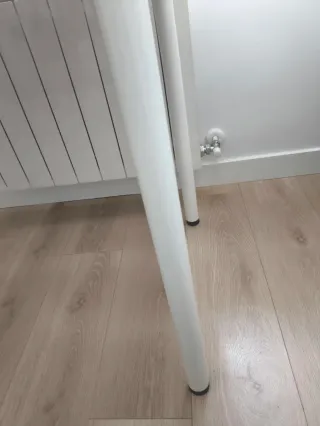 Escritorio IKEA con cajonera y silla