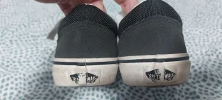 Zapatillas Vans casuales grises y negras