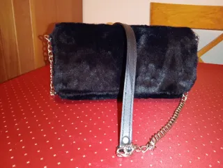 Bolso pelo negro Stradivarius