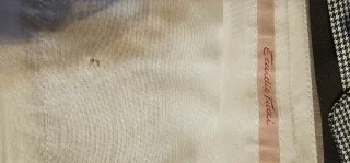 Pantalón de vestir beige.