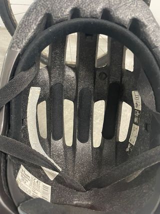 Casco de bicicleta gris