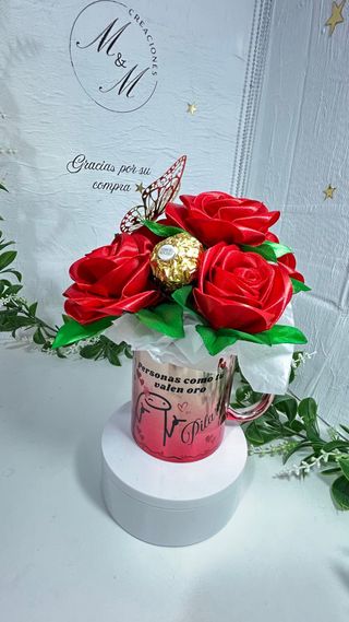 Taza personalizada con rosas  y Ferrero Rocher